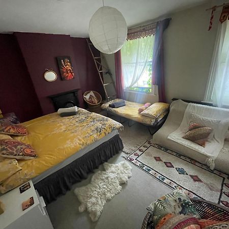 Homestay In The Heart Of Avalon Глостънбъри Екстериор снимка