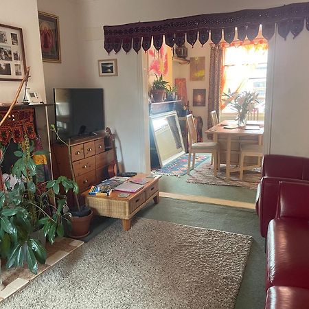 Homestay In The Heart Of Avalon Глостънбъри Екстериор снимка