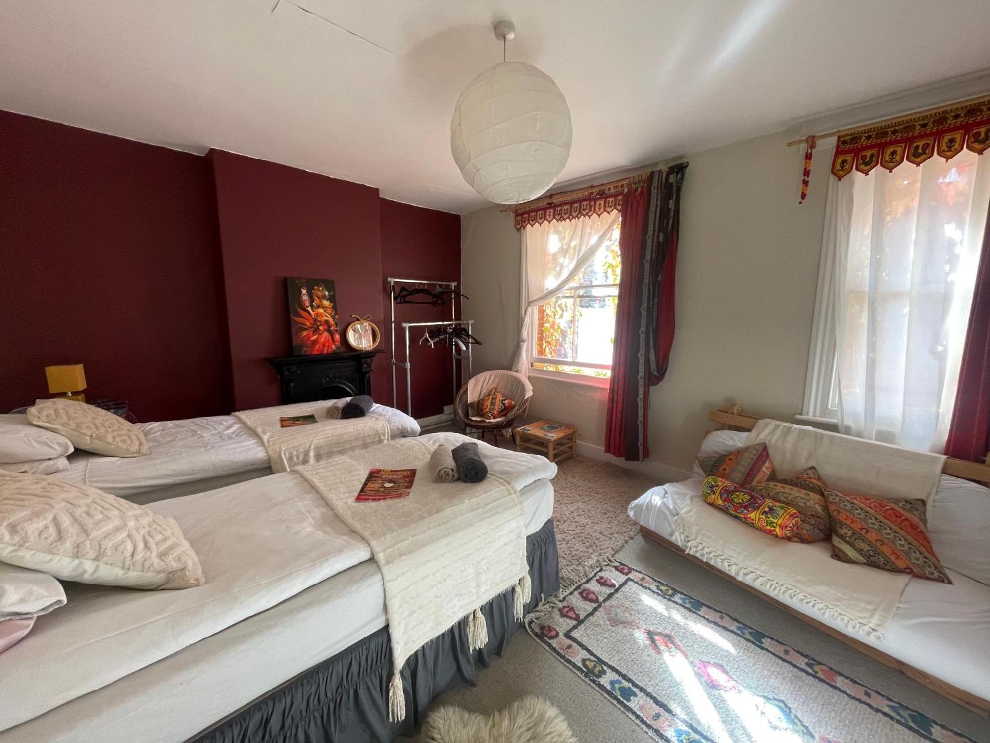 Homestay In The Heart Of Avalon Глостънбъри Екстериор снимка